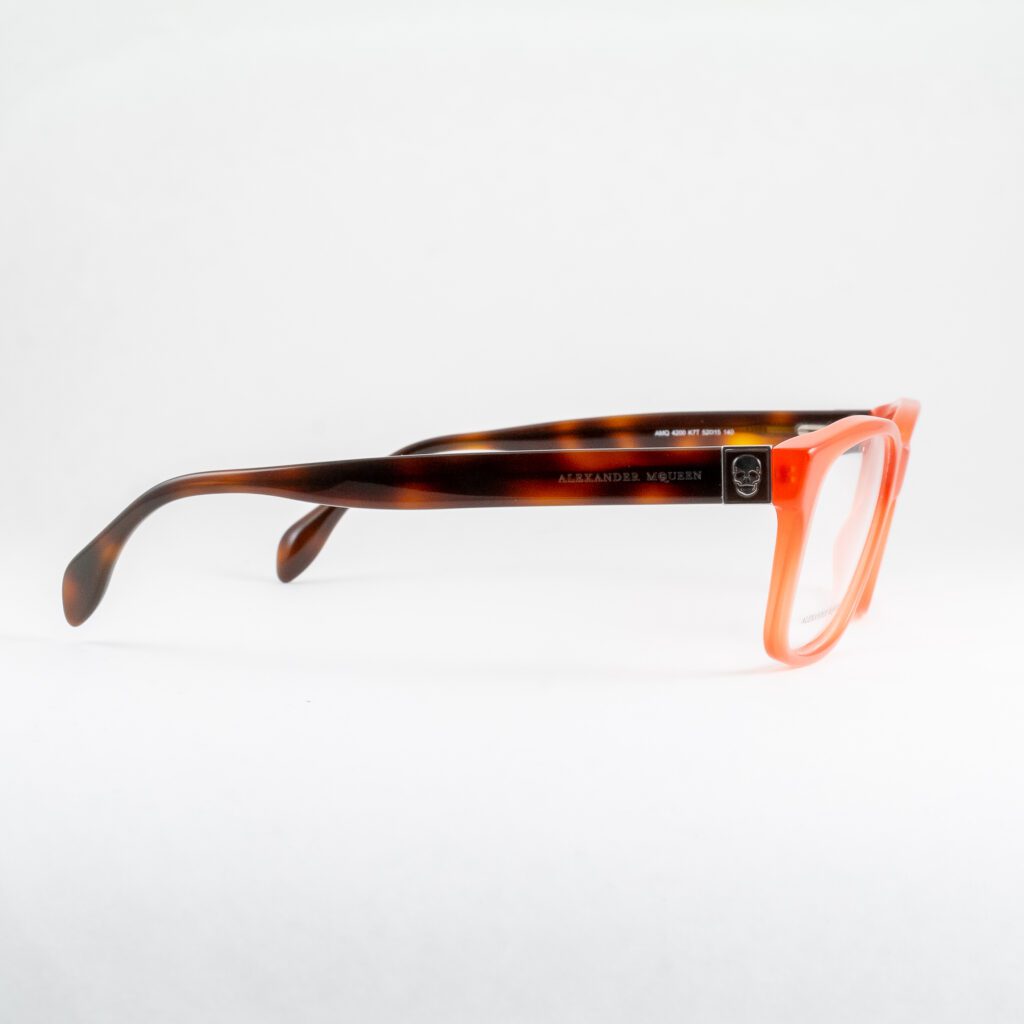 pomarańczowe oprawki do okularów Alexander McQueen modne na jesień