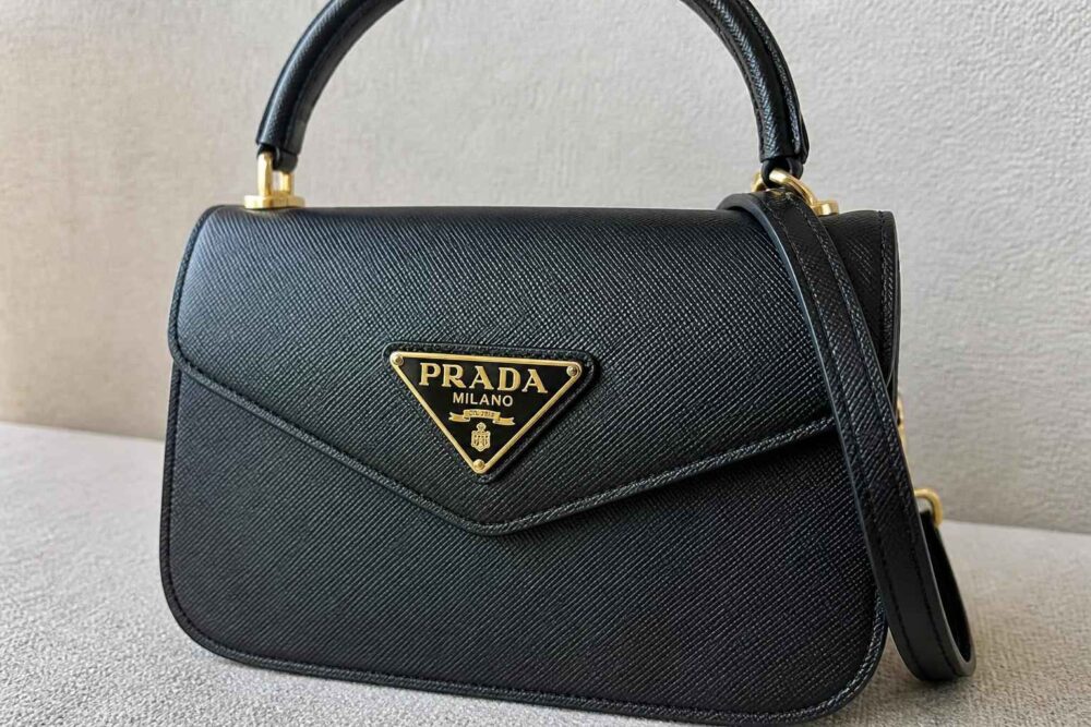 Czarna skórzana torebka Prada z trójkątnym logo i paskiem na ramię