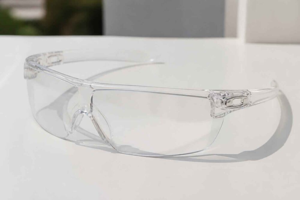 Przezroczyste okulary ochronne na białym tle